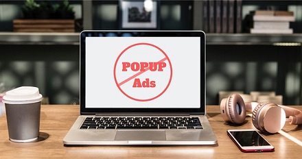 Un portátil en que aparece tacahado un anuncio en el que se lee: Pop-up Ads