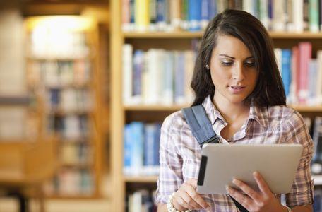 Chica en biblioteca_456x300